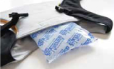 2 ポケットについたマジックテープをはがし、凍った保冷剤をポケットに差し込みます。