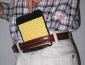 1 両端を引っ張りながら腹部に回します。