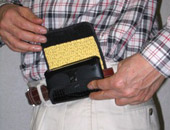 2 圧力を調節して締め、面ファスナーで固定します。