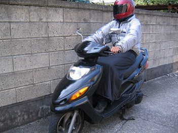 スクーターに乗る