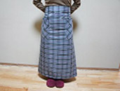 2 腰に密着させて背面で二重になるように巻き、後ろでベルトを交差させます。