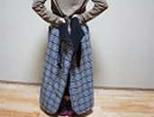 3 左右の手で押さえながらベルトを持ち替え、ベルトを正面に回します。